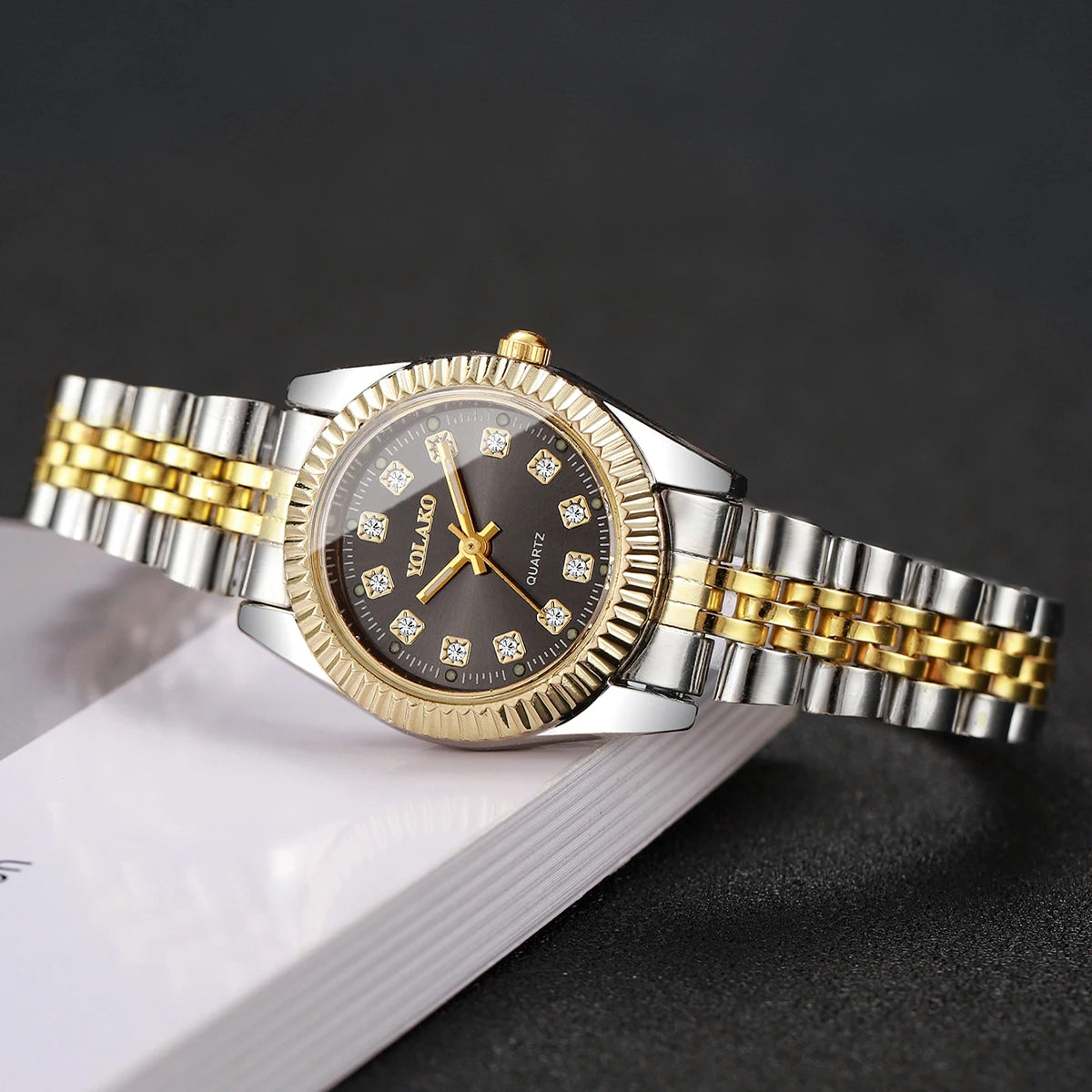 Luxury Men Business Watches Fashion Rhinestone Women Quartz Watch with Calendar Clock Gift（Without Box）